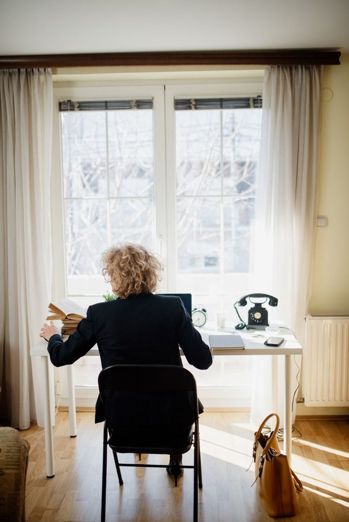 Attention Recovers Faster After Single-Task Mornings person working with focus at a desk